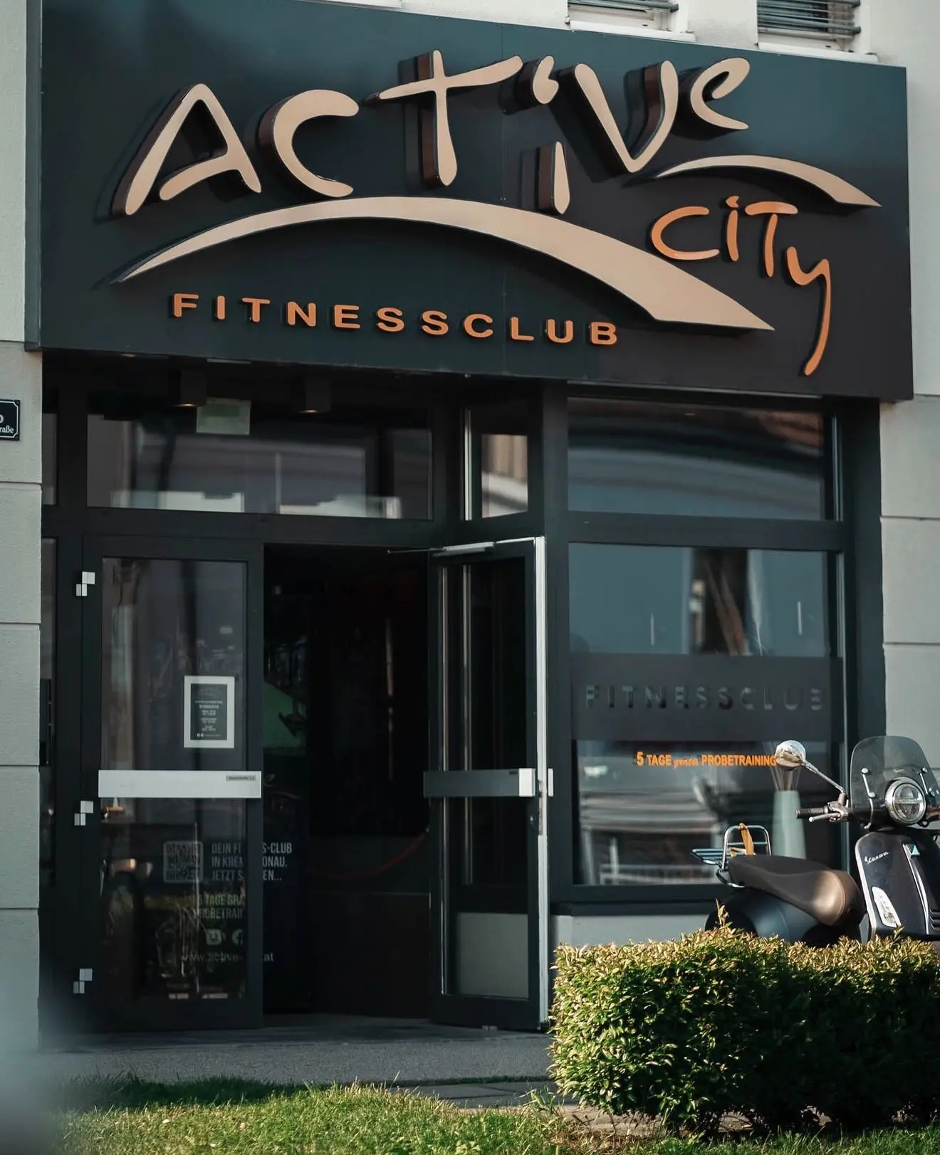 Eingang des Active City Fitnessclubs in Krems